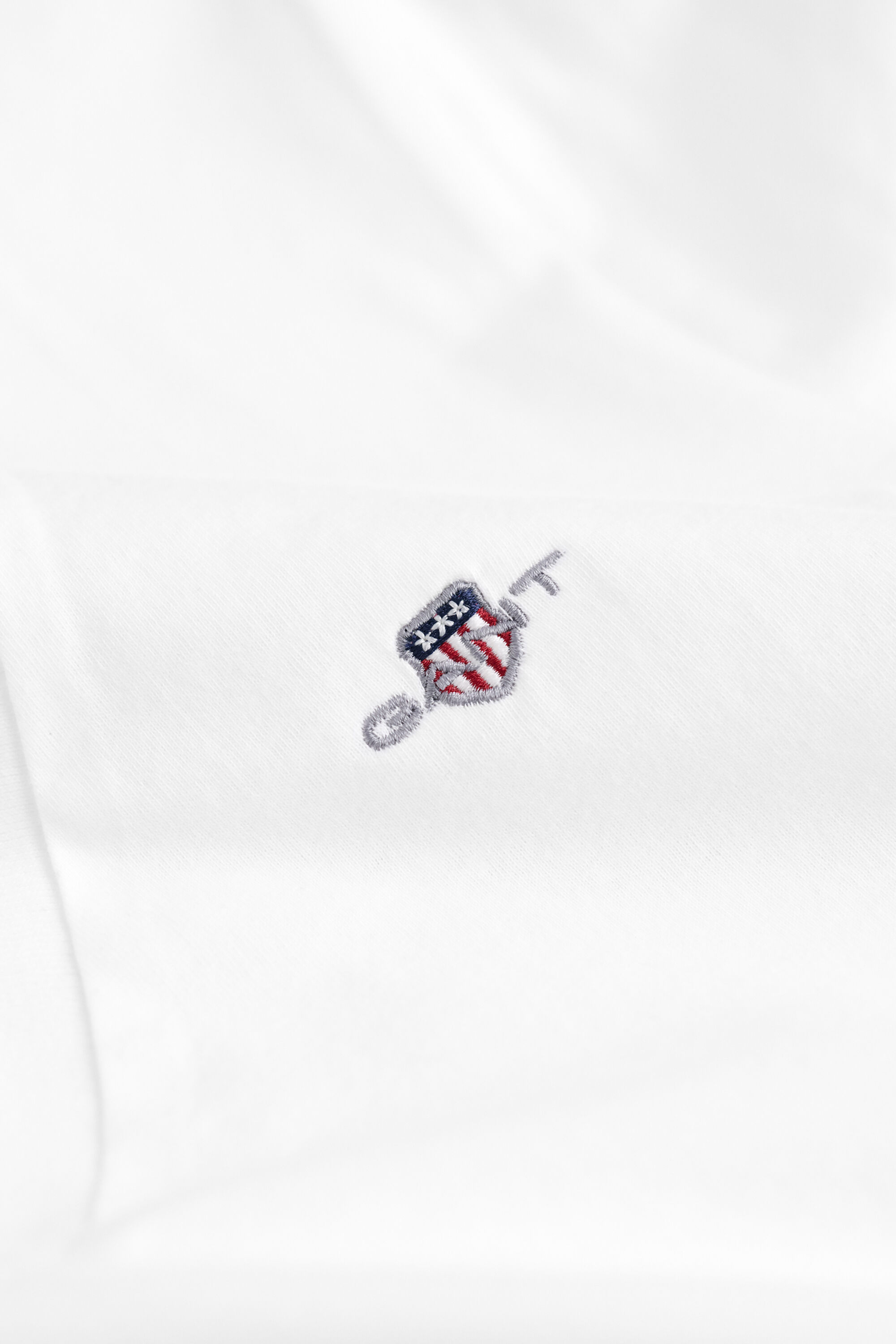Camiseta Shield con cuello de pico