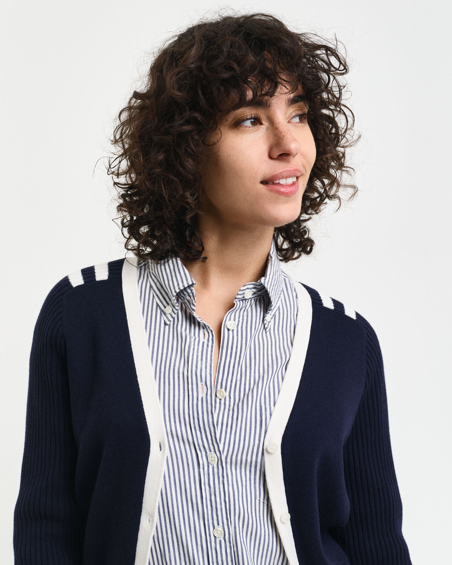 C&aacute;rdigan con cuello de pico y detalles en contraste