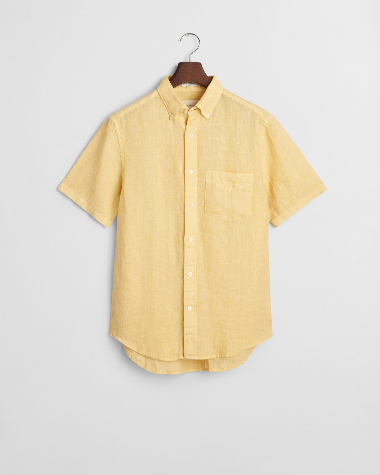 Camisa Regular Fit de manga corta y lino te&ntilde;ido en prenda