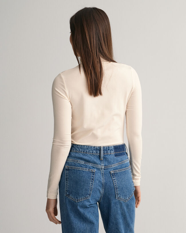 Camiseta con cuello de cisne y manga larga