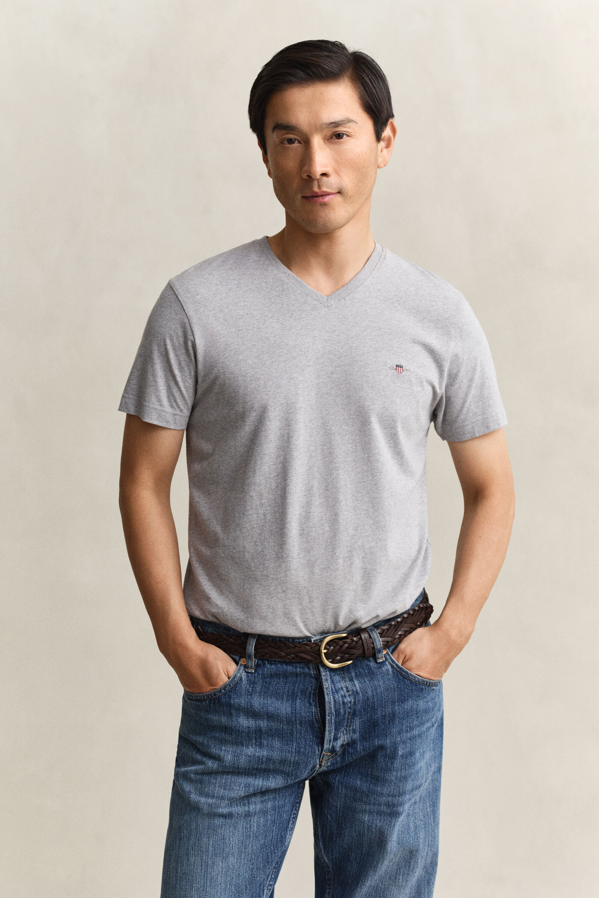Camiseta Slim Fit Shield con cuello de pico