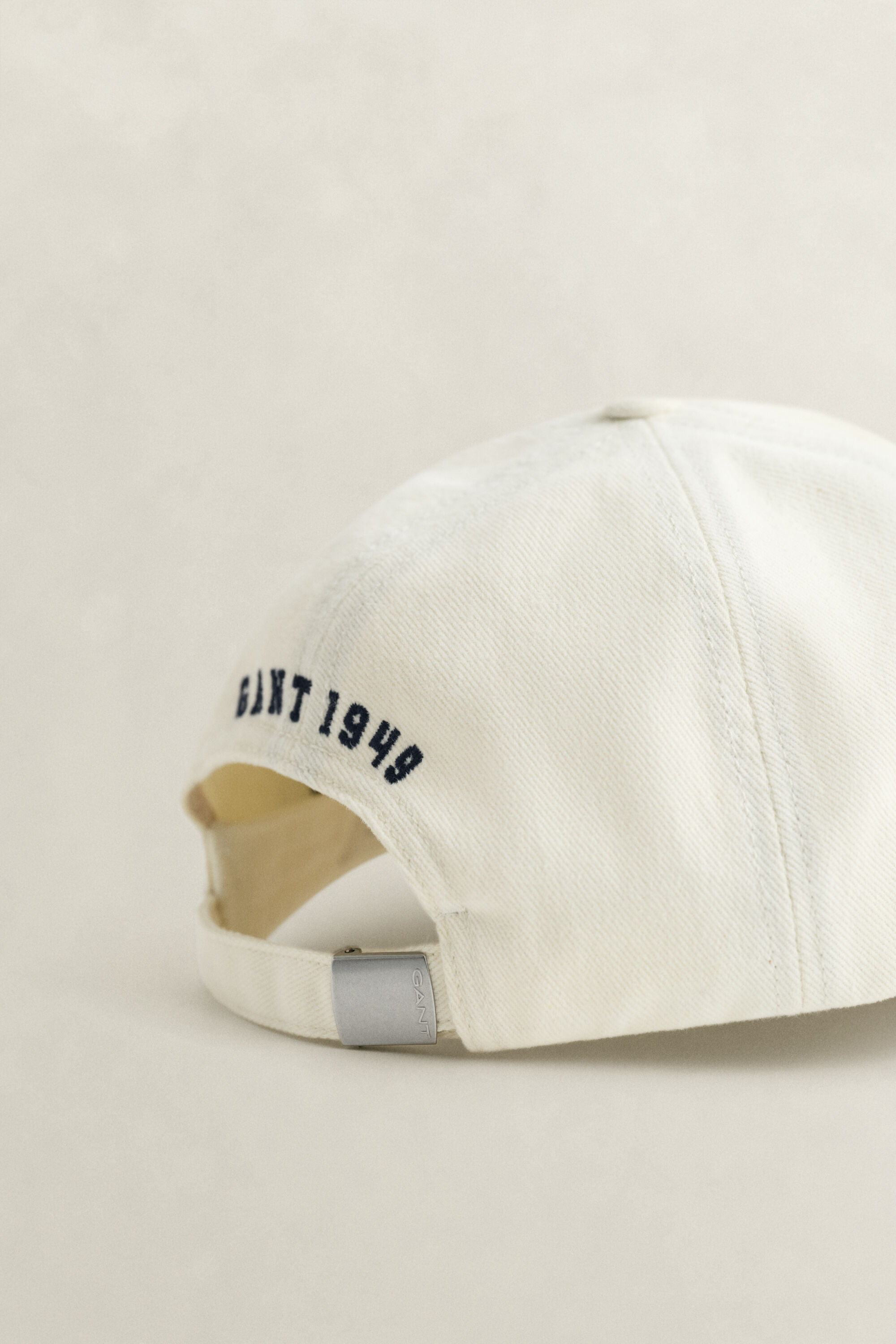 Gorra con insignia G