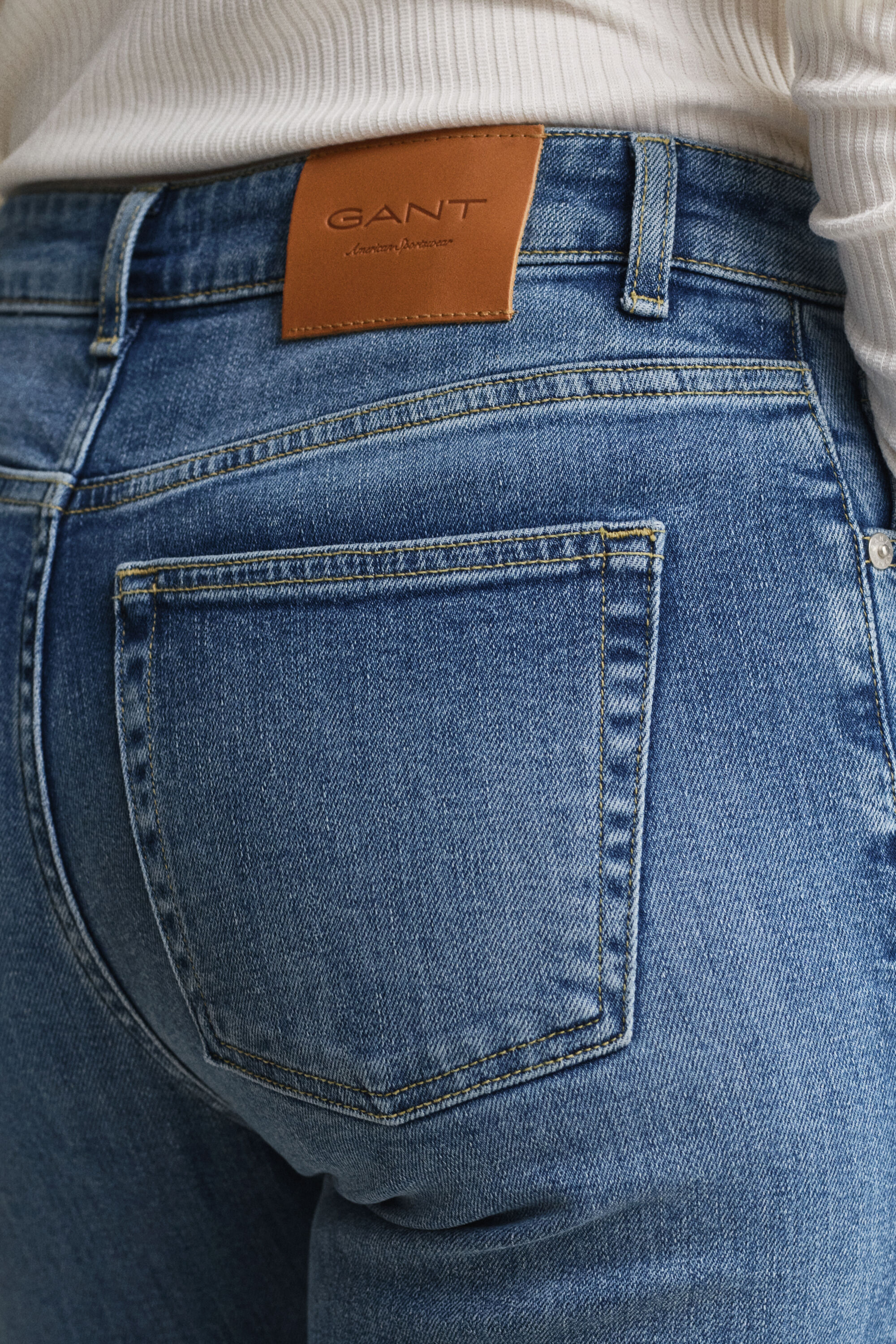 Vaqueros Slim Fit acampanados elásticos