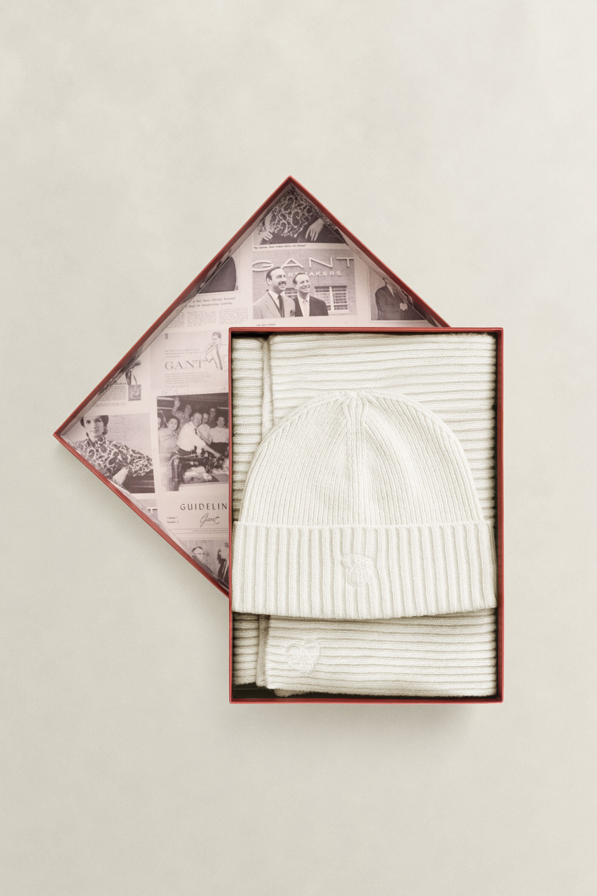 Set de regalo bordado con bufanda y gorro