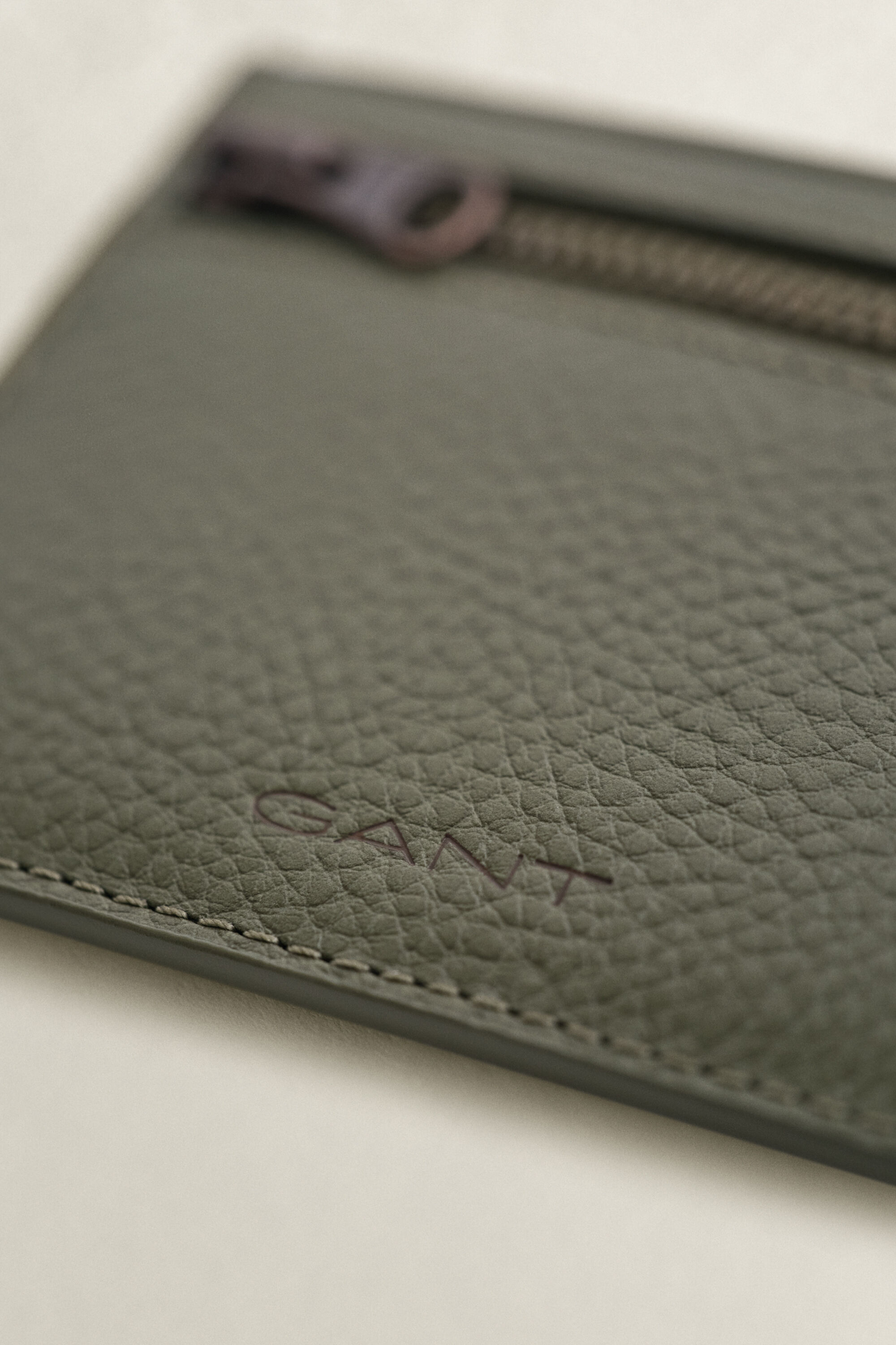 Tarjetero de piel granulada