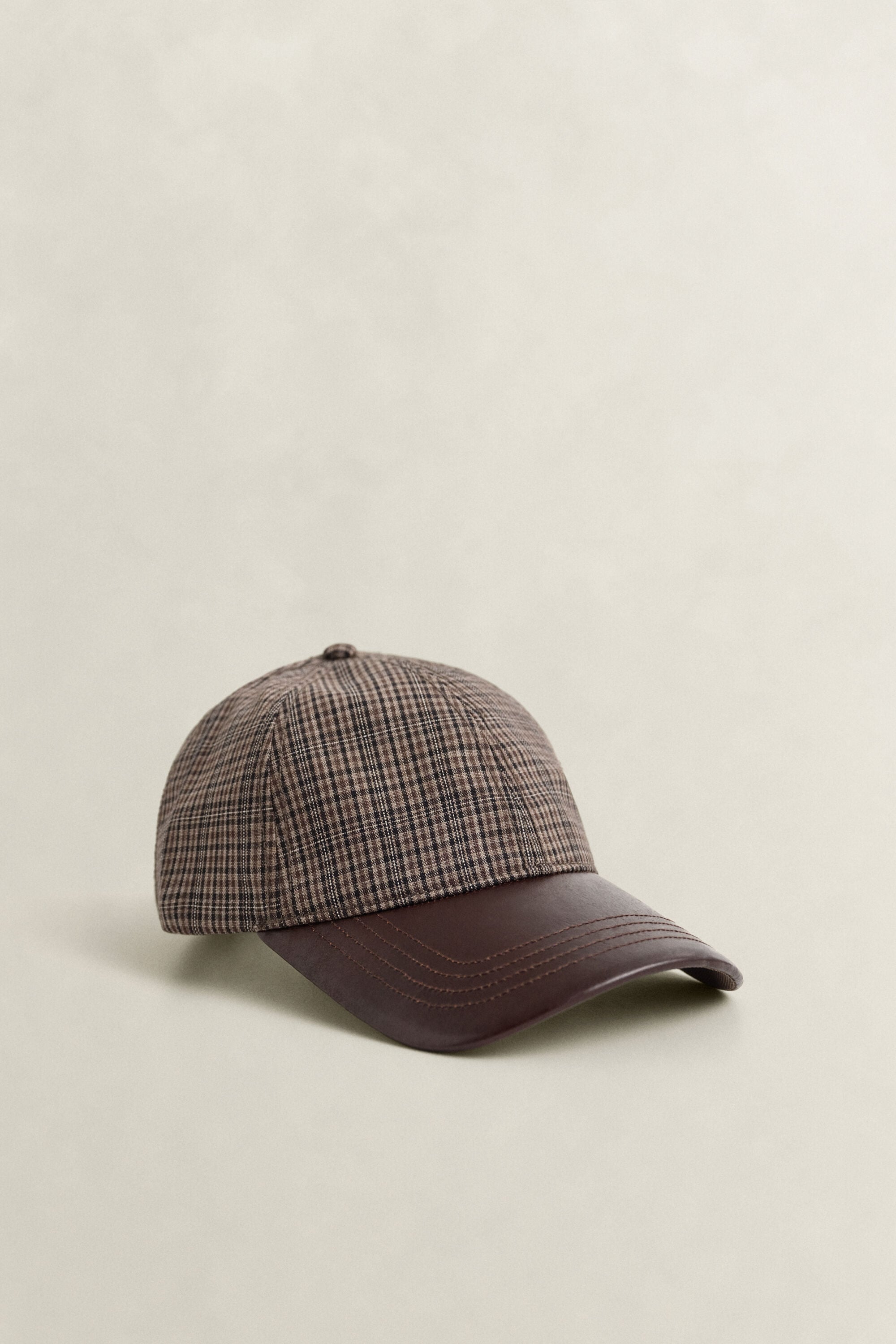 Gorra de lana de cuadros con visera de piel