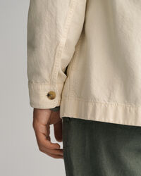 Sobrecamisa de algod&oacute;n y lino te&ntilde;ida en prenda