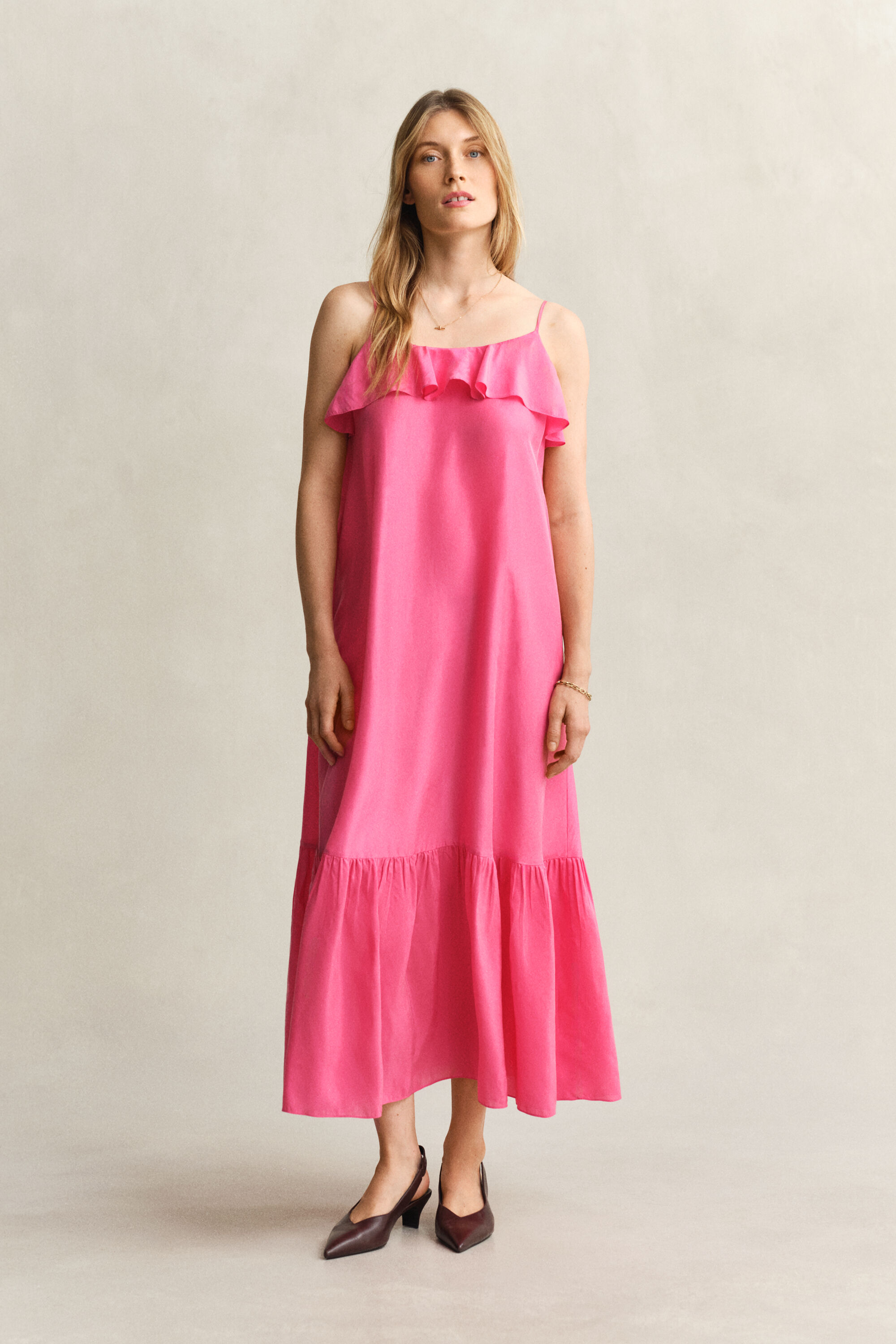 Vestido midi de tirantes de seda