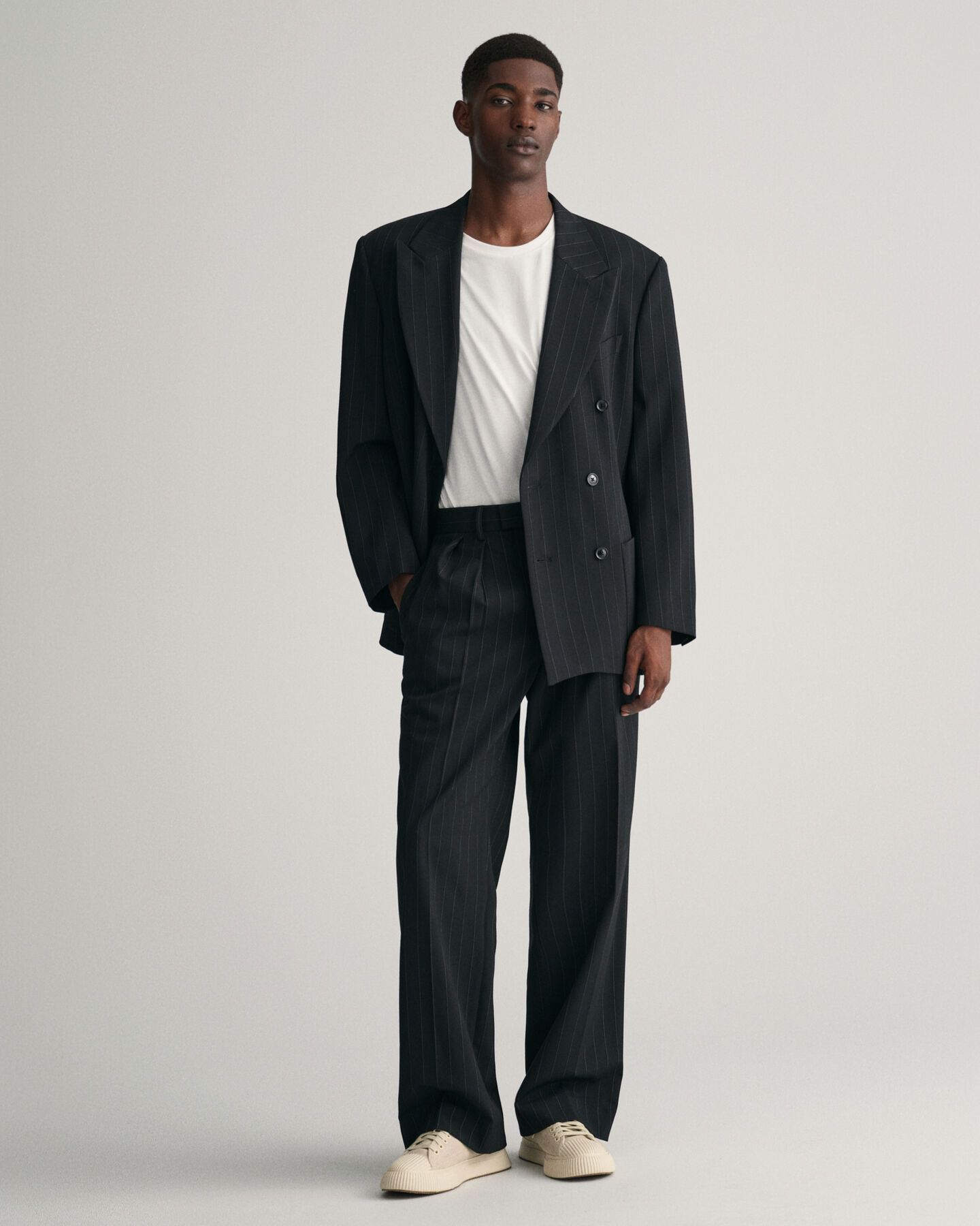 Pantalones de traje de pinzas y raya diplomática