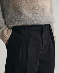 Pantalones chinos de pinzas en sarga