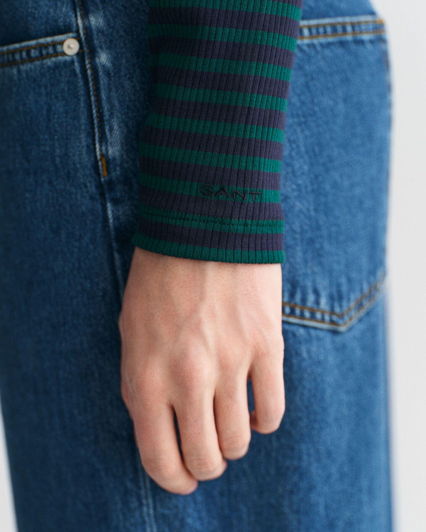 Camiseta acanalada de rayas con cuello de cisne y manga larga