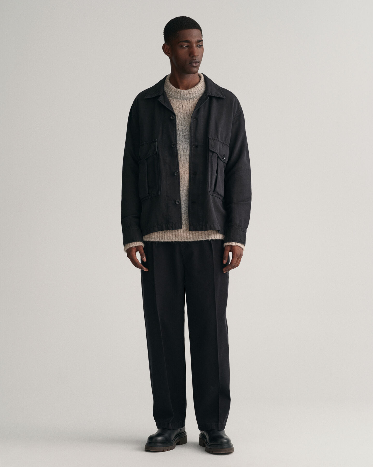 Pantalones chinos de pinzas en sarga