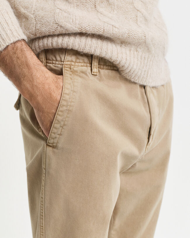 Pantalones chinos Regular Fit de tejido excedente ajustados en el bajo