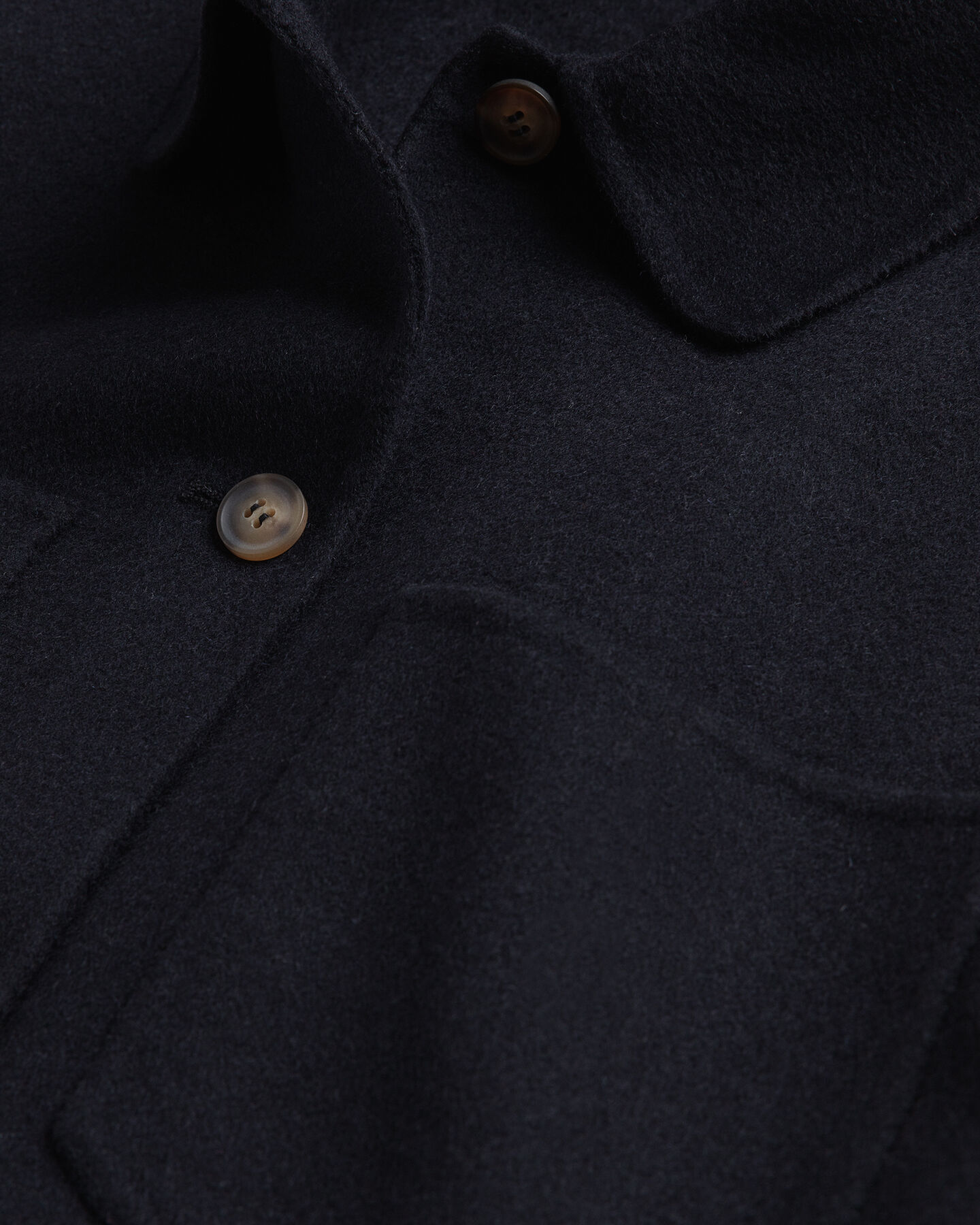 Sobrecamisa cosida a mano