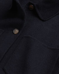 Sobrecamisa cosida a mano