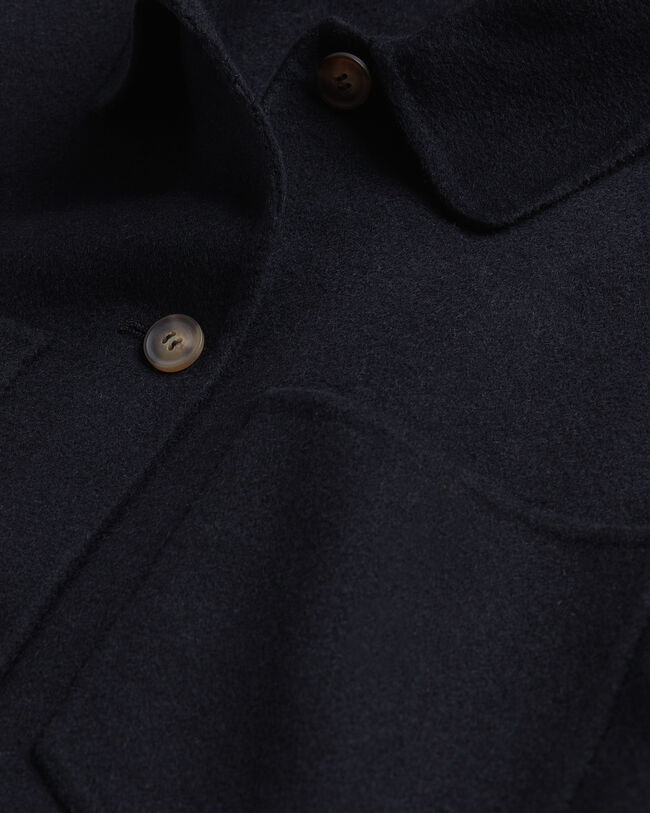 Sobrecamisa cosida a mano