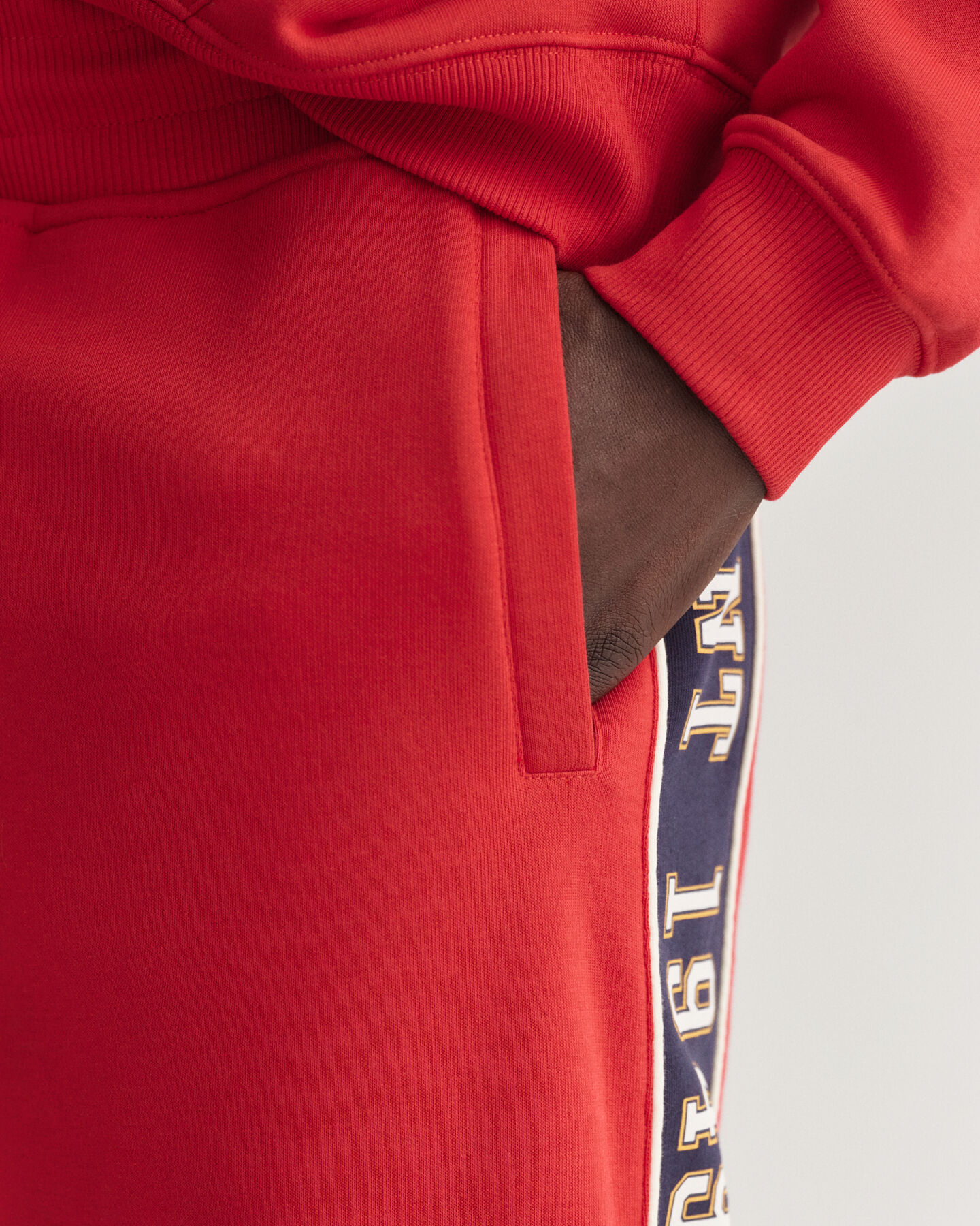 Pantalones de deporte con paneles laterales en contraste