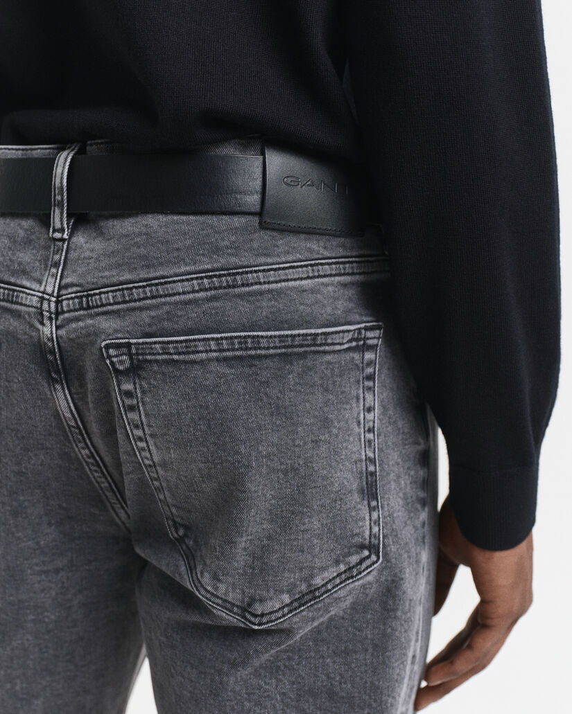 Vaqueros Regular Fit con lavado negro