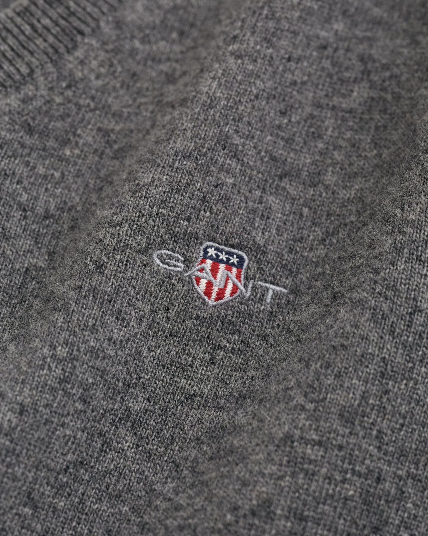 Jersey de cuello de pico en lana de oveja muy fina