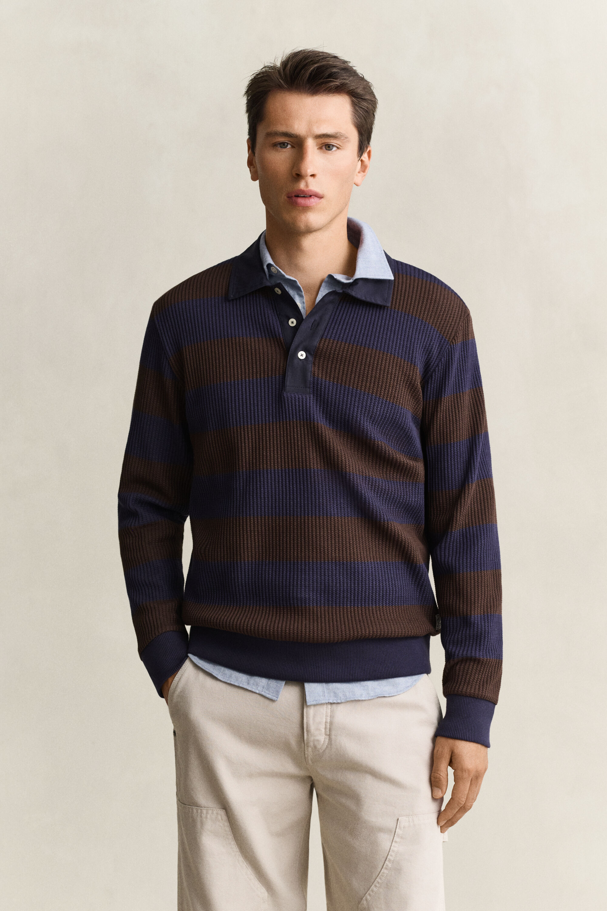 Polo con textura de nido de abeja a rayas