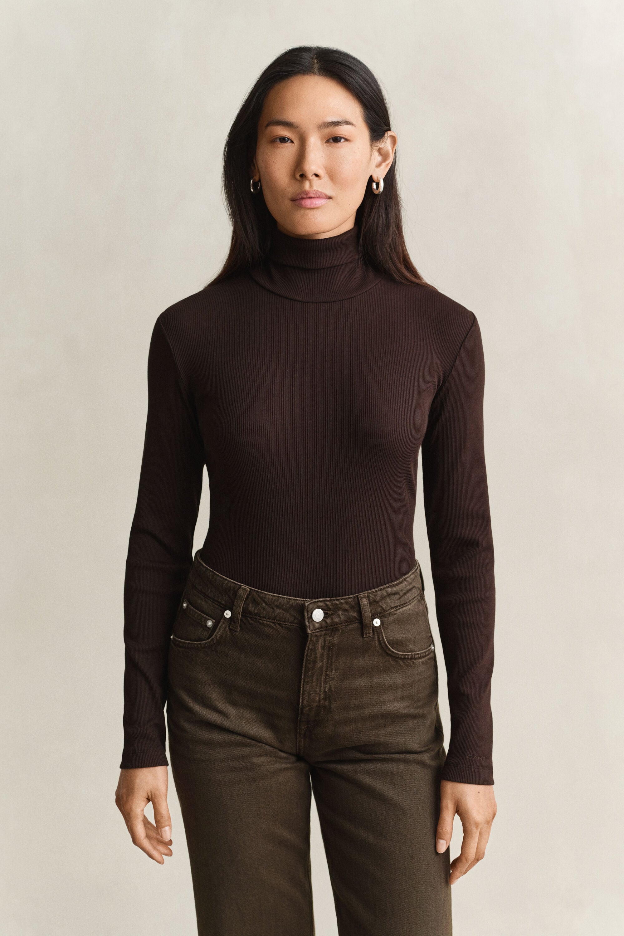 Camiseta acanalada con cuello de cisne