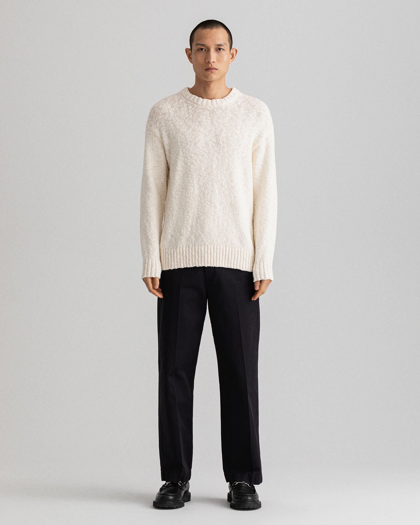 Pantalones chinos de sarga de algod&oacute;n con pernera ancha