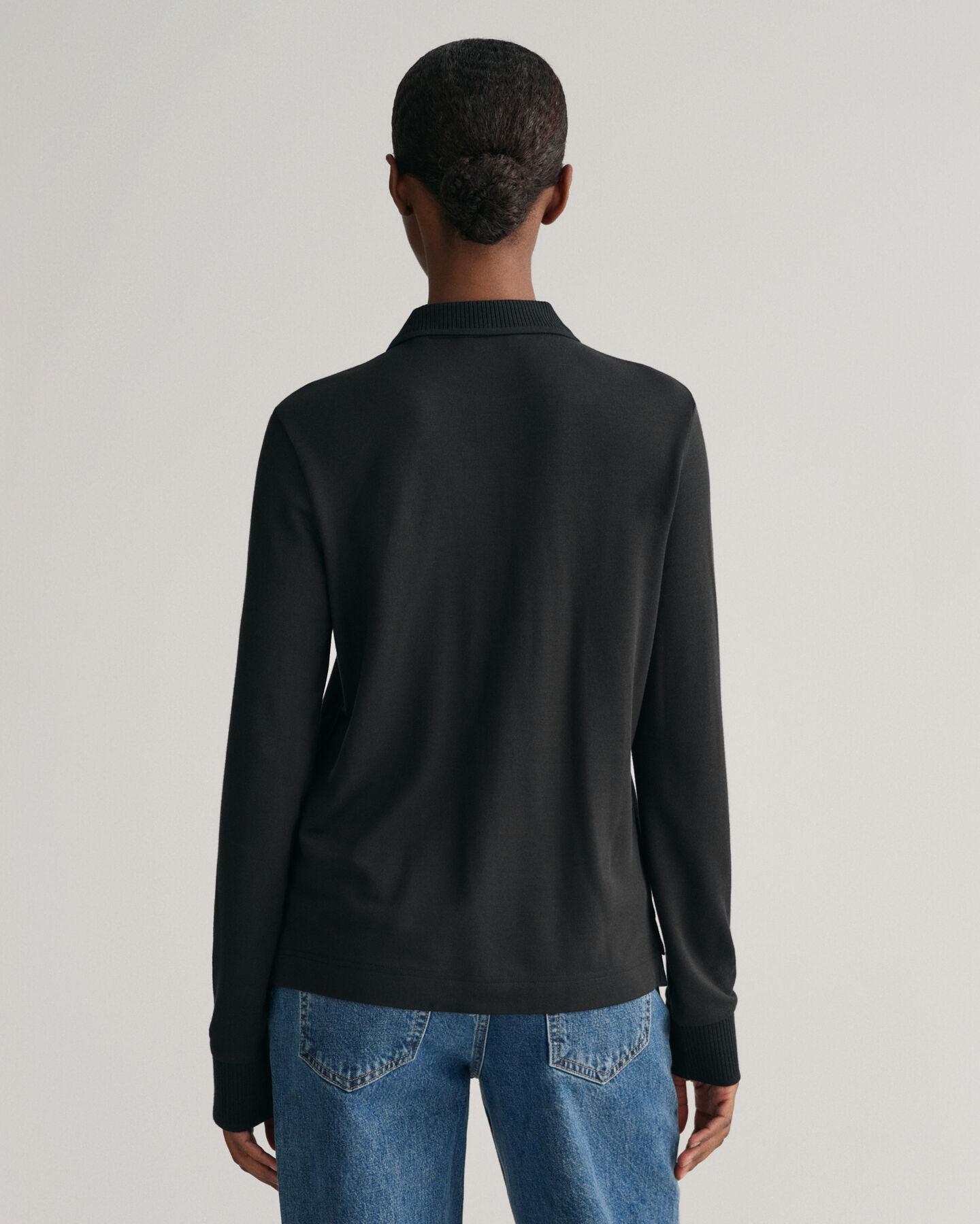 Polo de manga larga con cuello y detalle