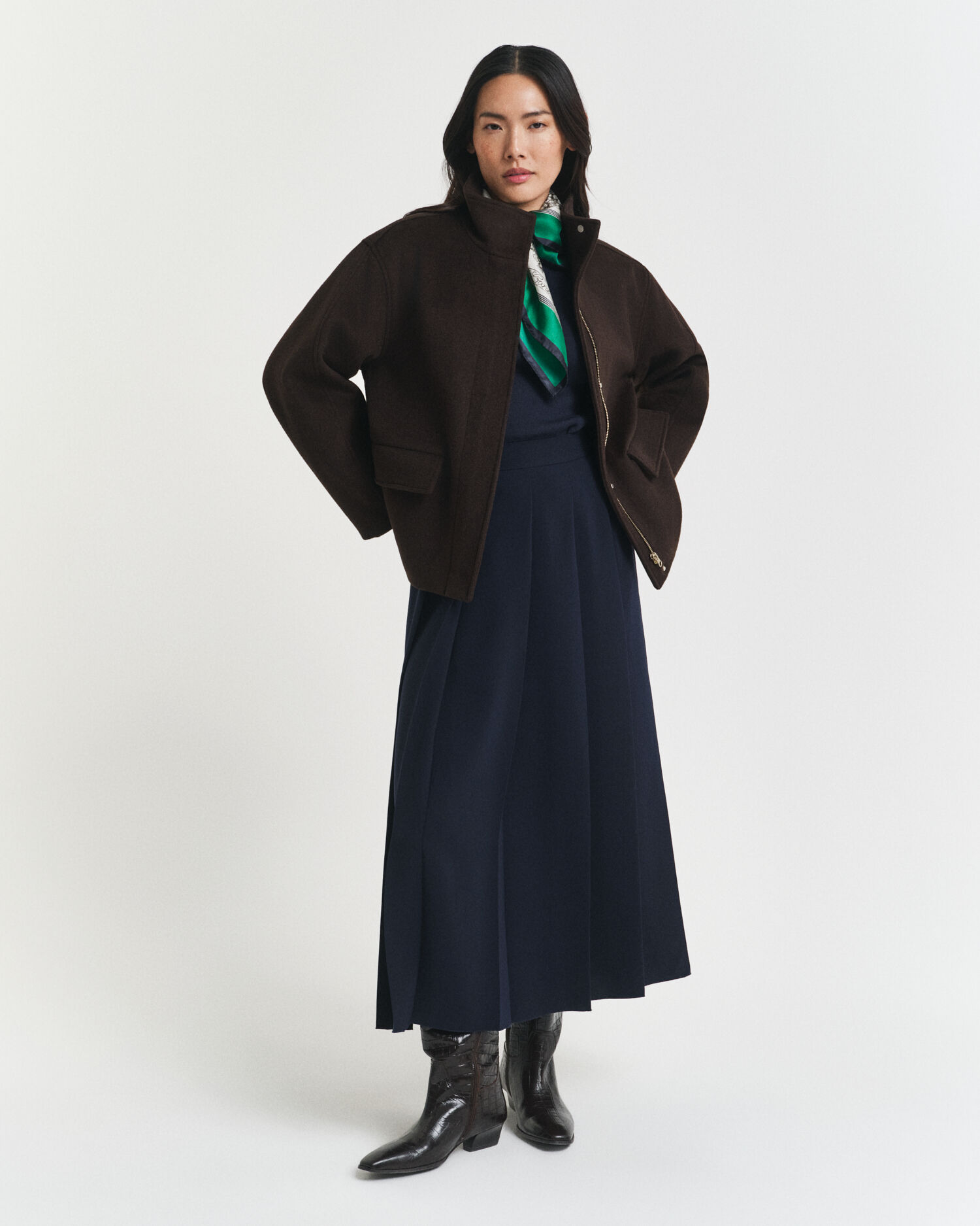 Chaqueta corta de lana con cremallera