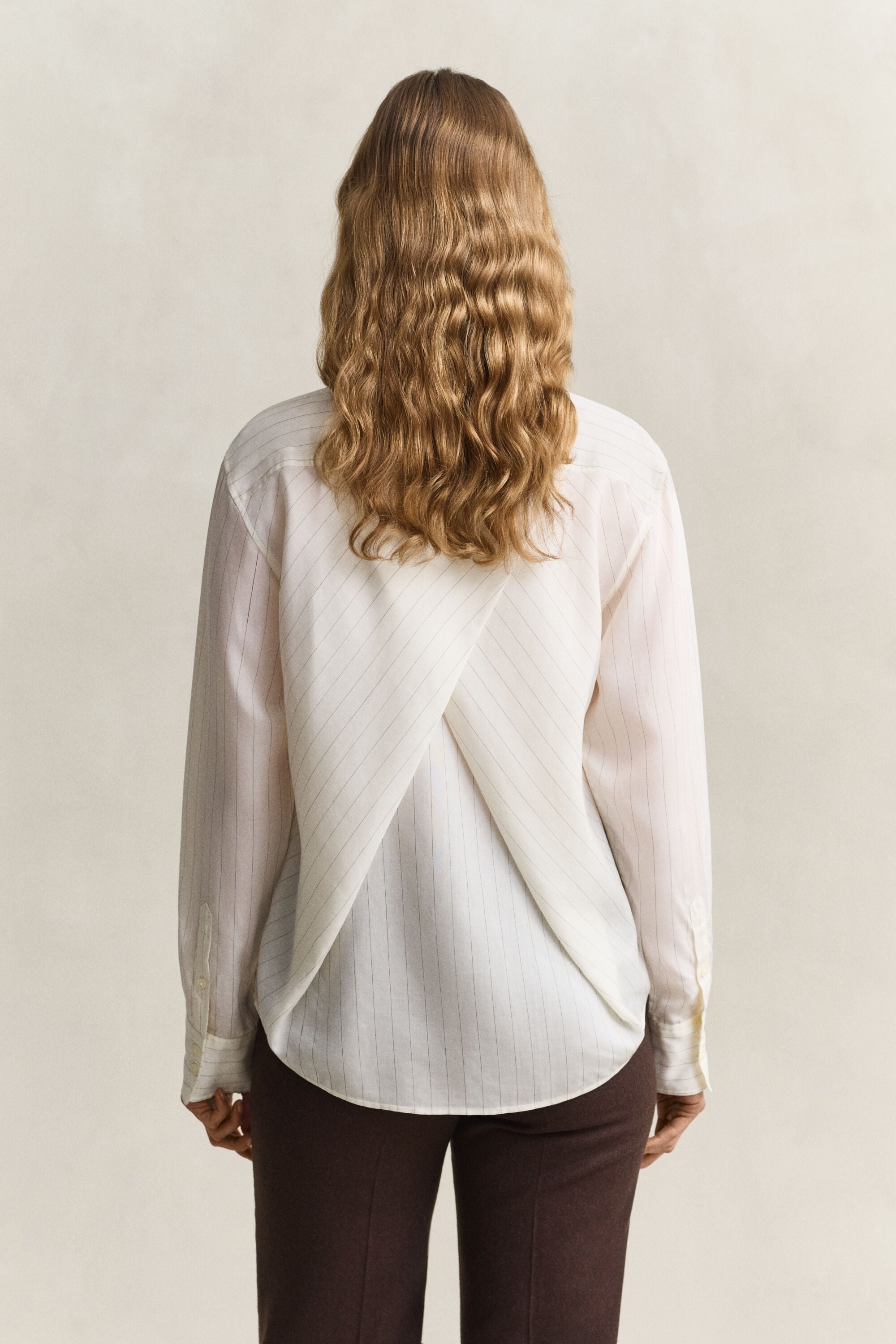 Camisa con detalle posterior plegado