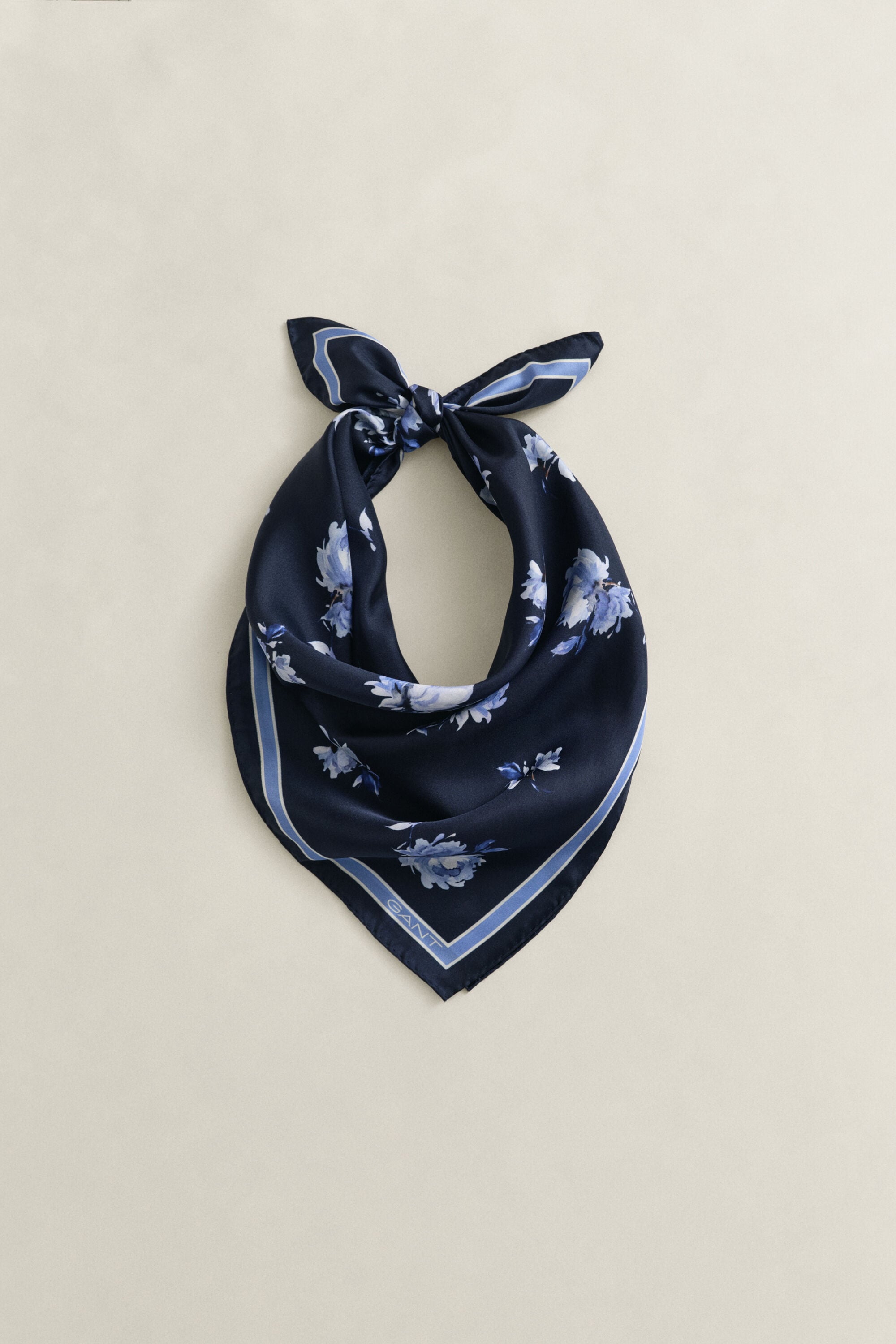 Pañuelo de seda con estampado floral