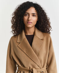 Abrigo cosido a mano con cinturón