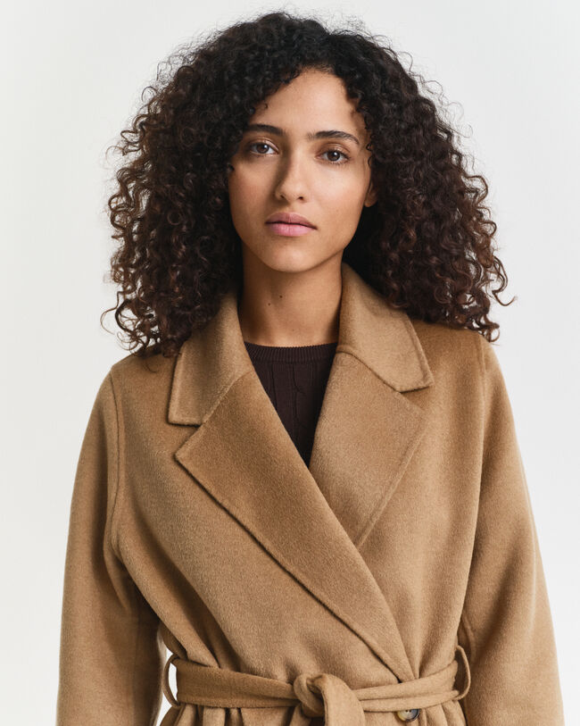 Abrigo cosido a mano con cinturón