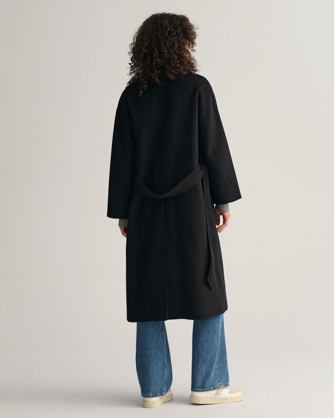 Abrigo cosido a mano con cintur&oacute;n