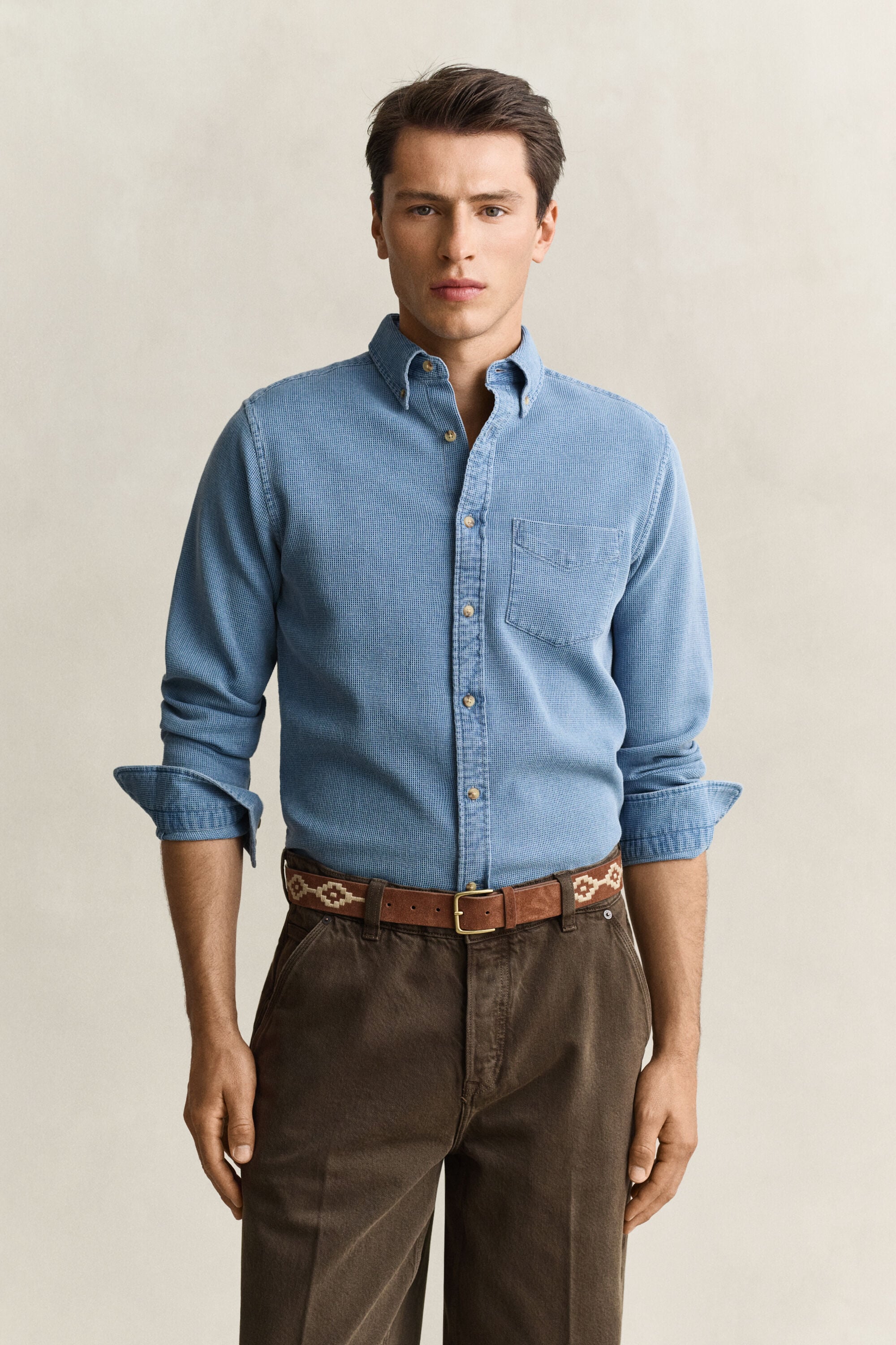 Camisa añil con textura de nido de abeja
