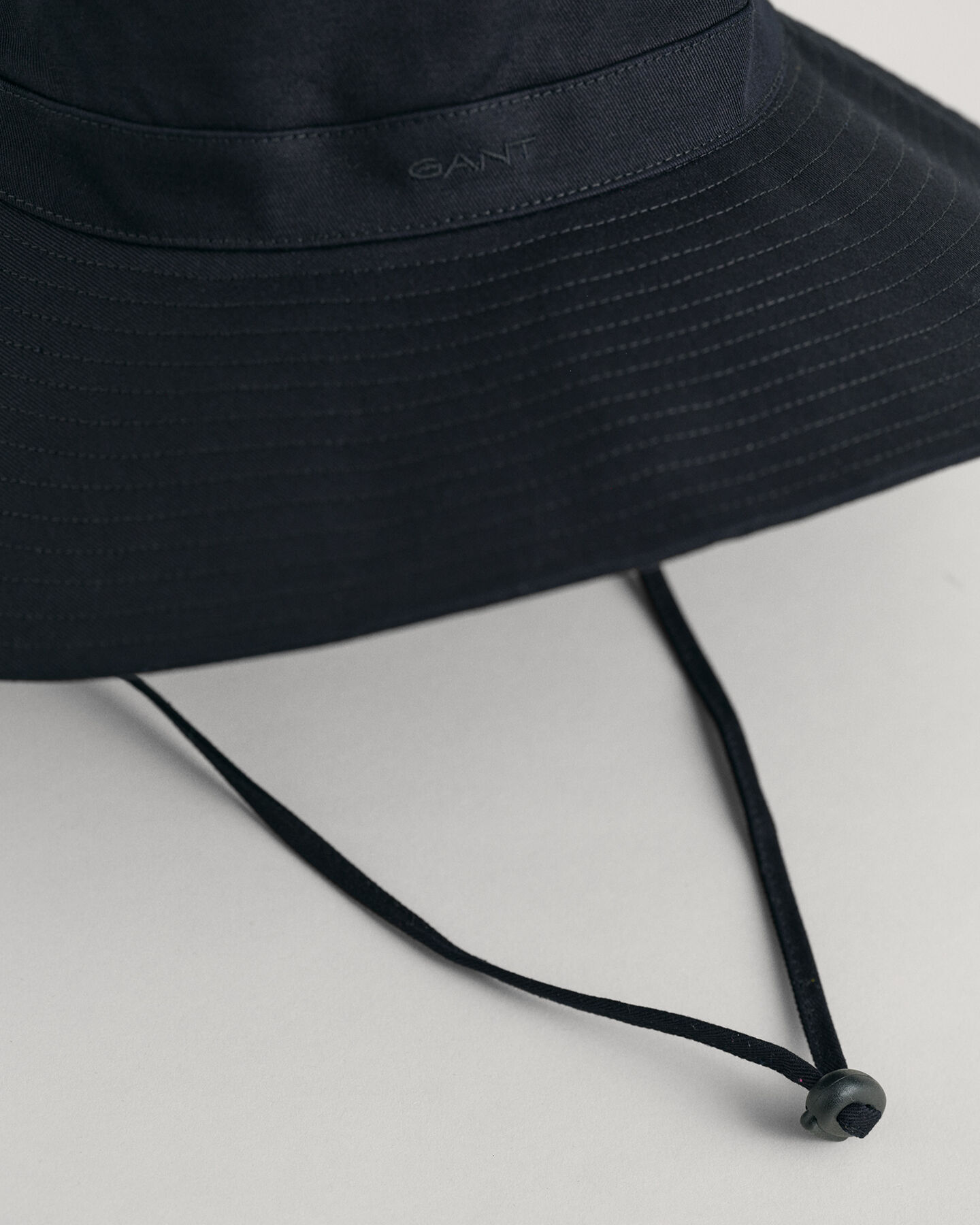 Sombrero de playa en sarga de algod&oacute;n