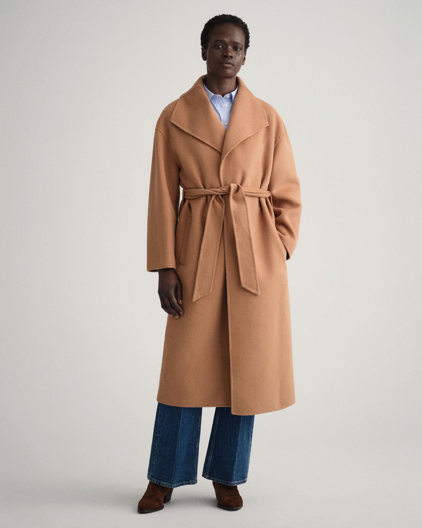 Abrigo cosido a mano con cintur&oacute;n