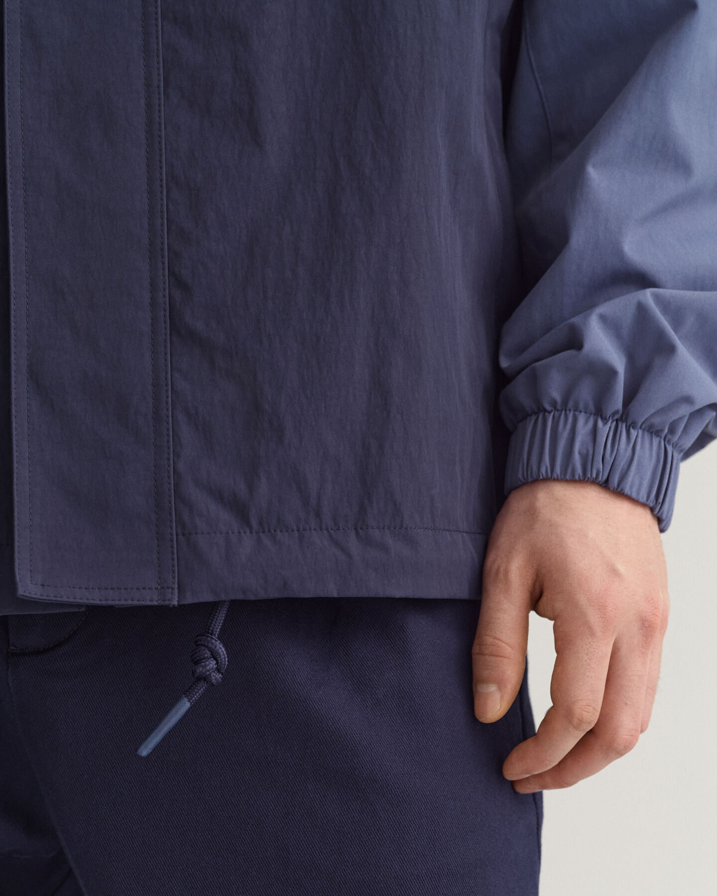 Chaqueta con capucha y diseño de bloques