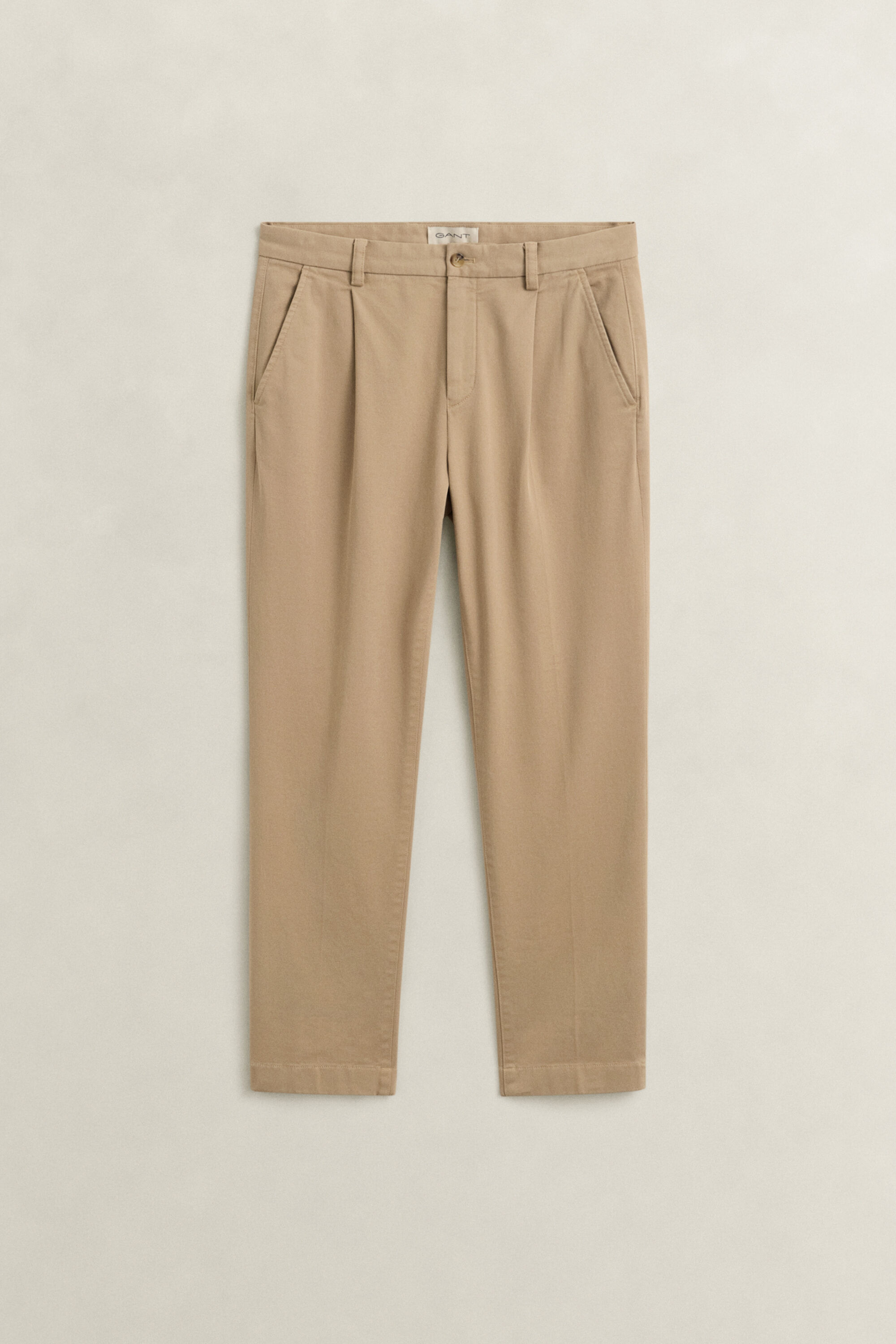 Pantalones chinos ajustados en el bajo