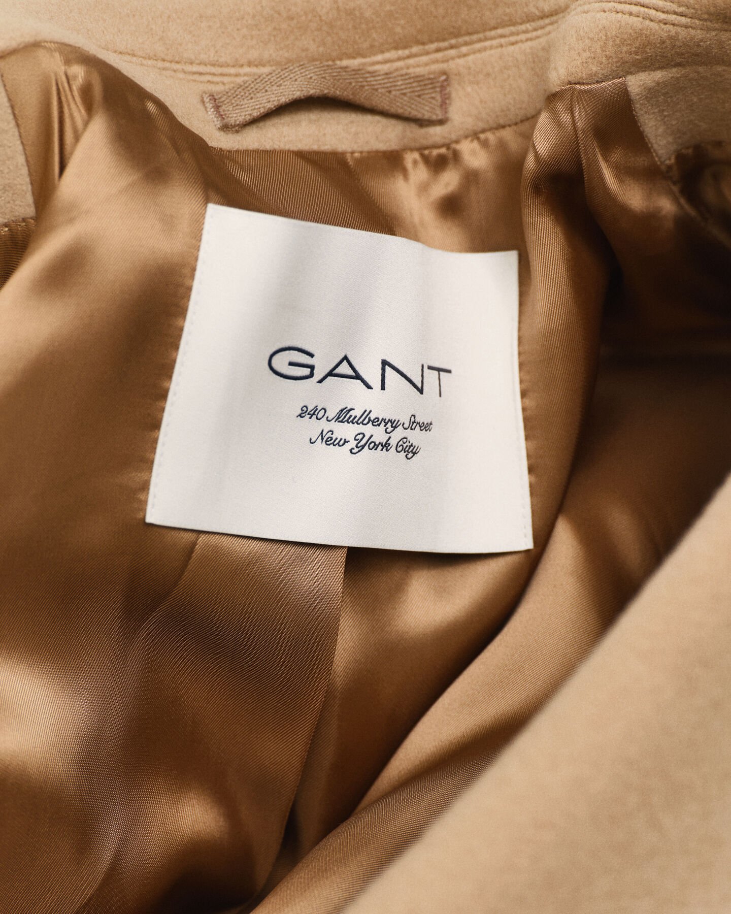 Abrigo de lana con doble botonadura