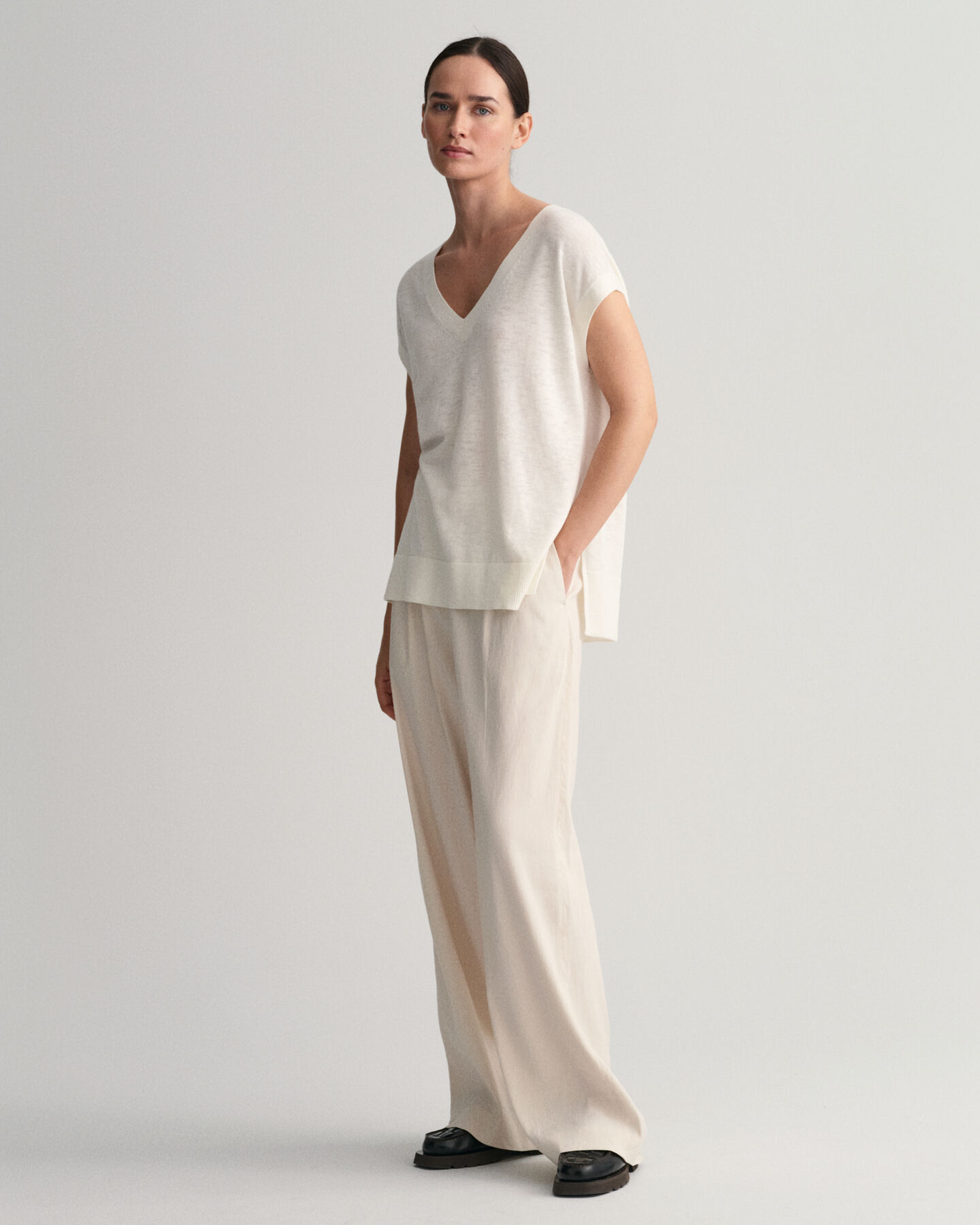 Chaleco en mezcla de lino con cuello de pico