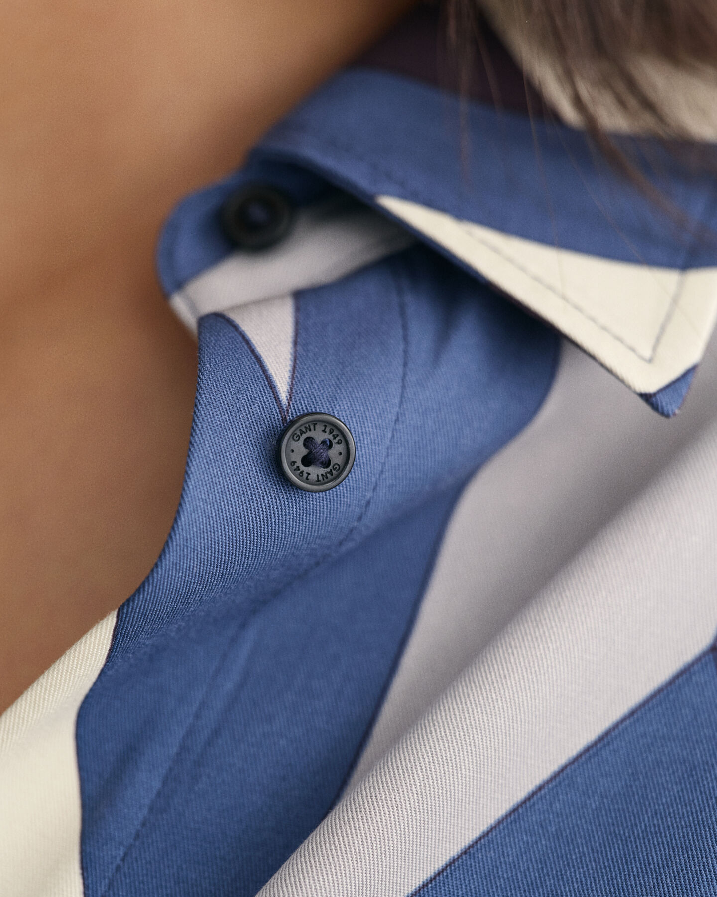 Vestido camisero con letras estampadas