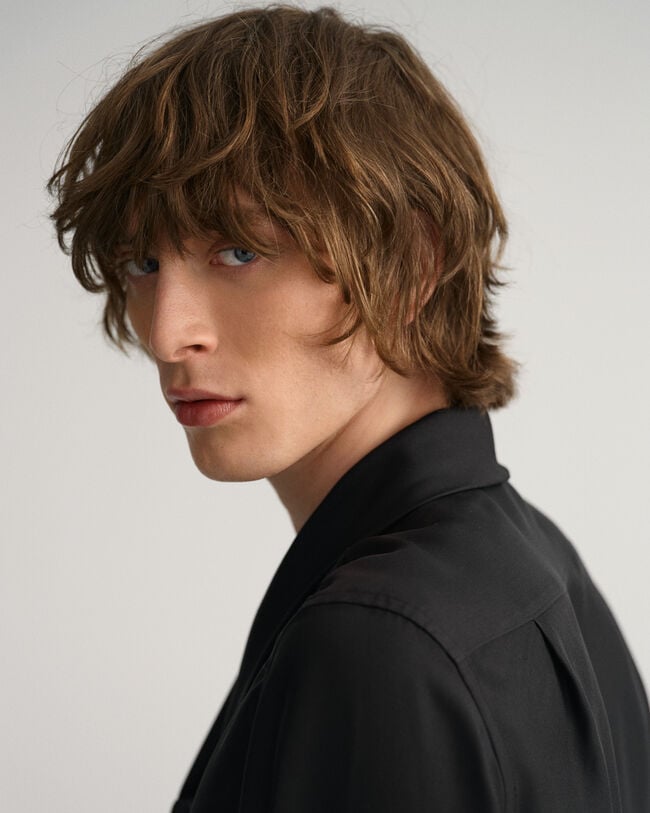 Camisa Slim Fit con lazada en color liso