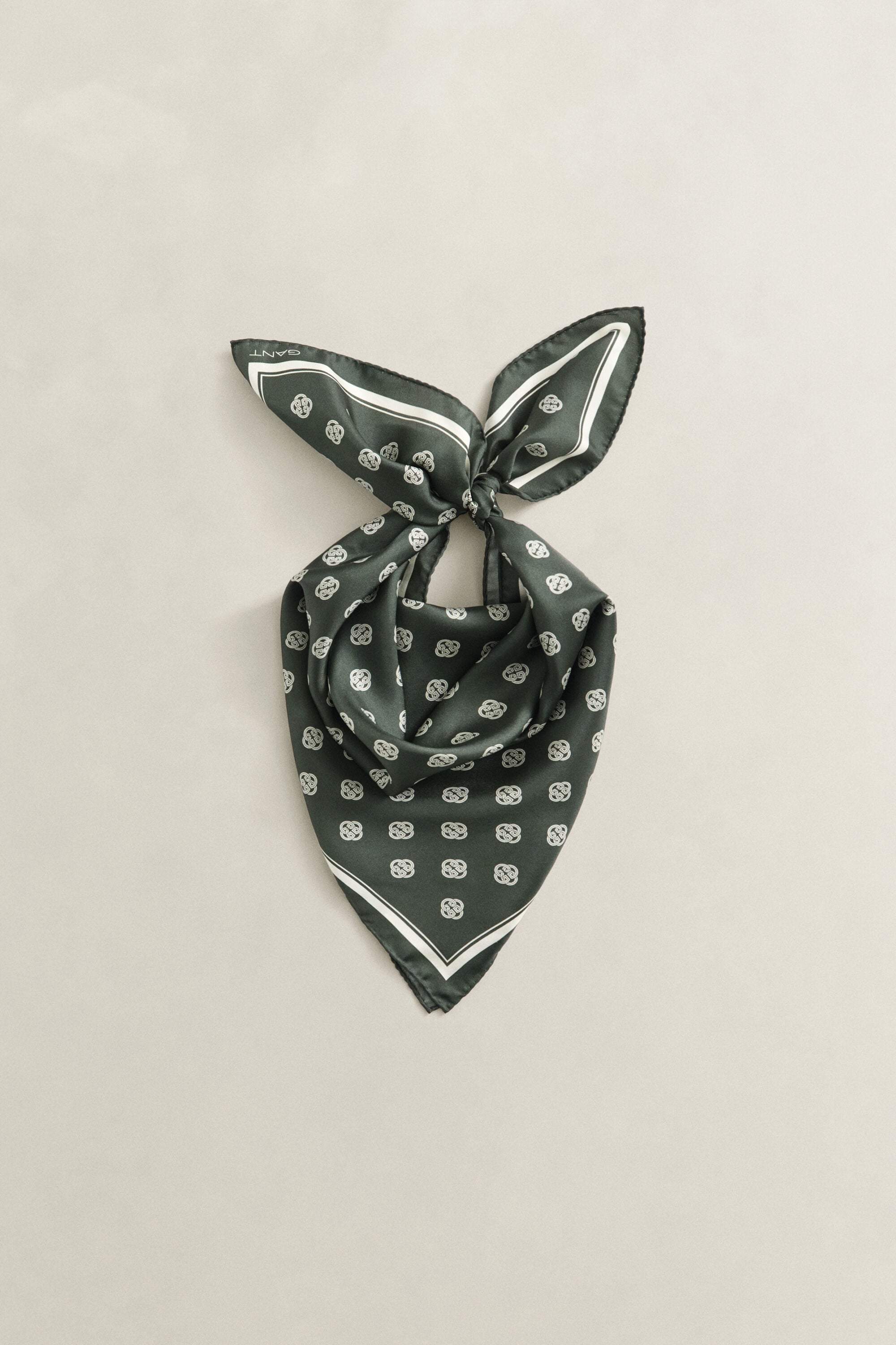 Pañuelo de seda con monograma