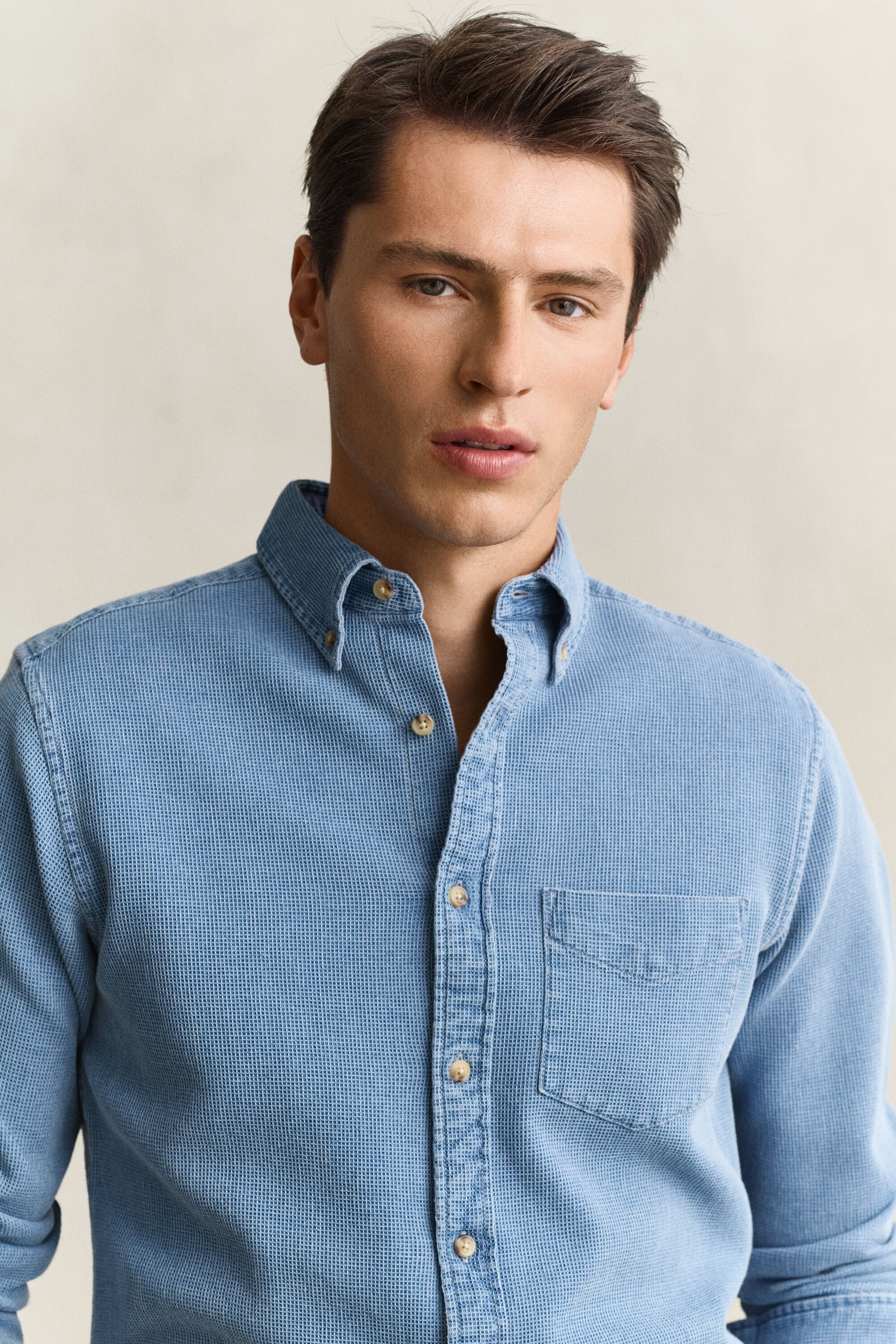 Camisa añil con textura de nido de abeja