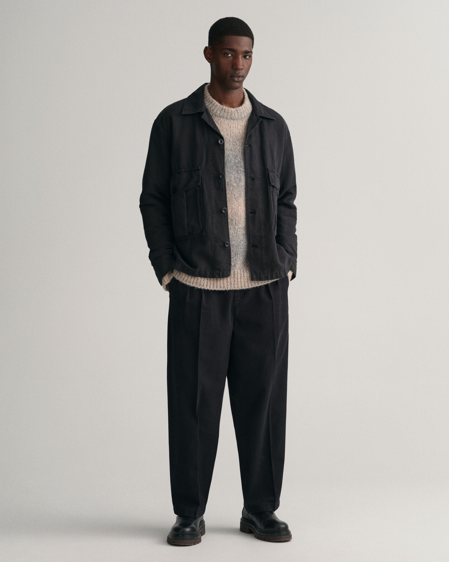 Pantalones chinos de pinzas en sarga