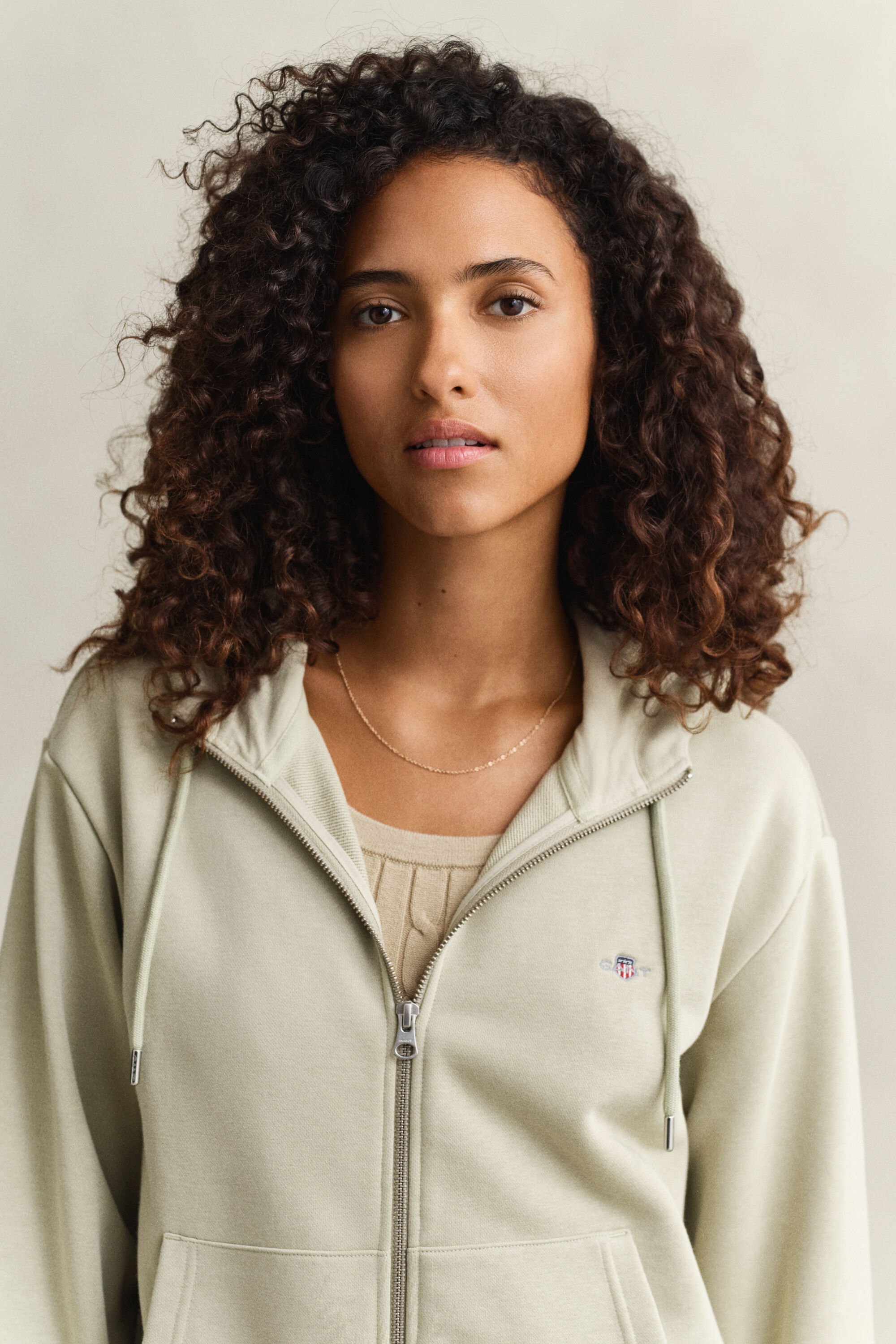 Sudadera con capucha y cremallera Shield