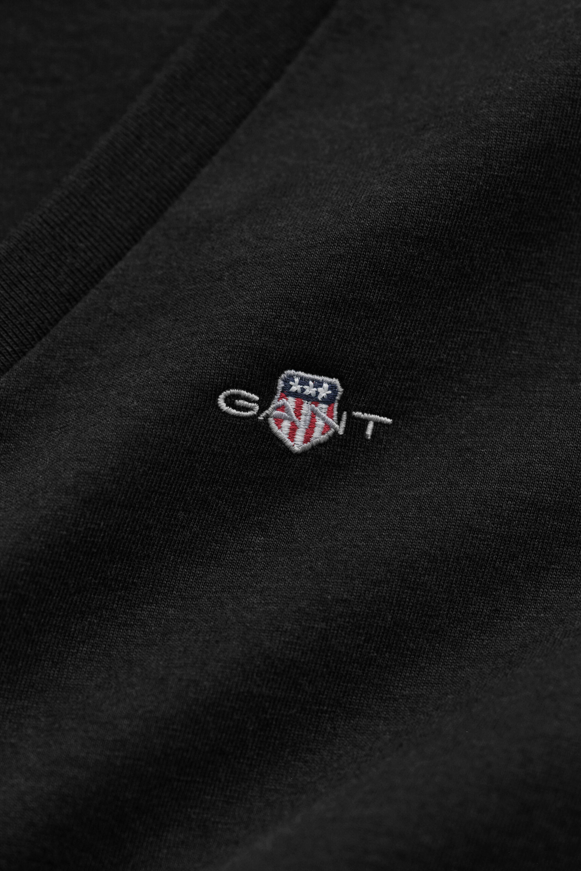 Camiseta Shield con cuello de pico