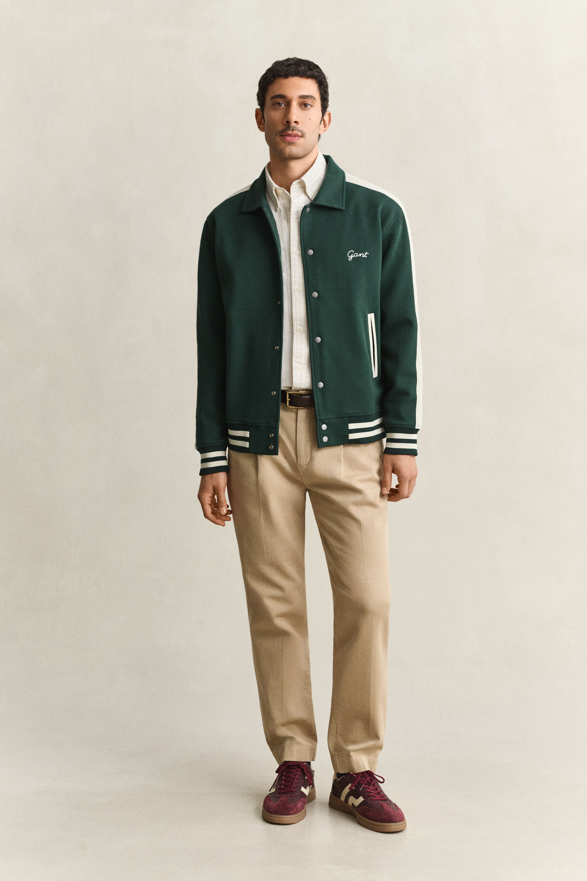 Pantalones chinos ajustados en el bajo