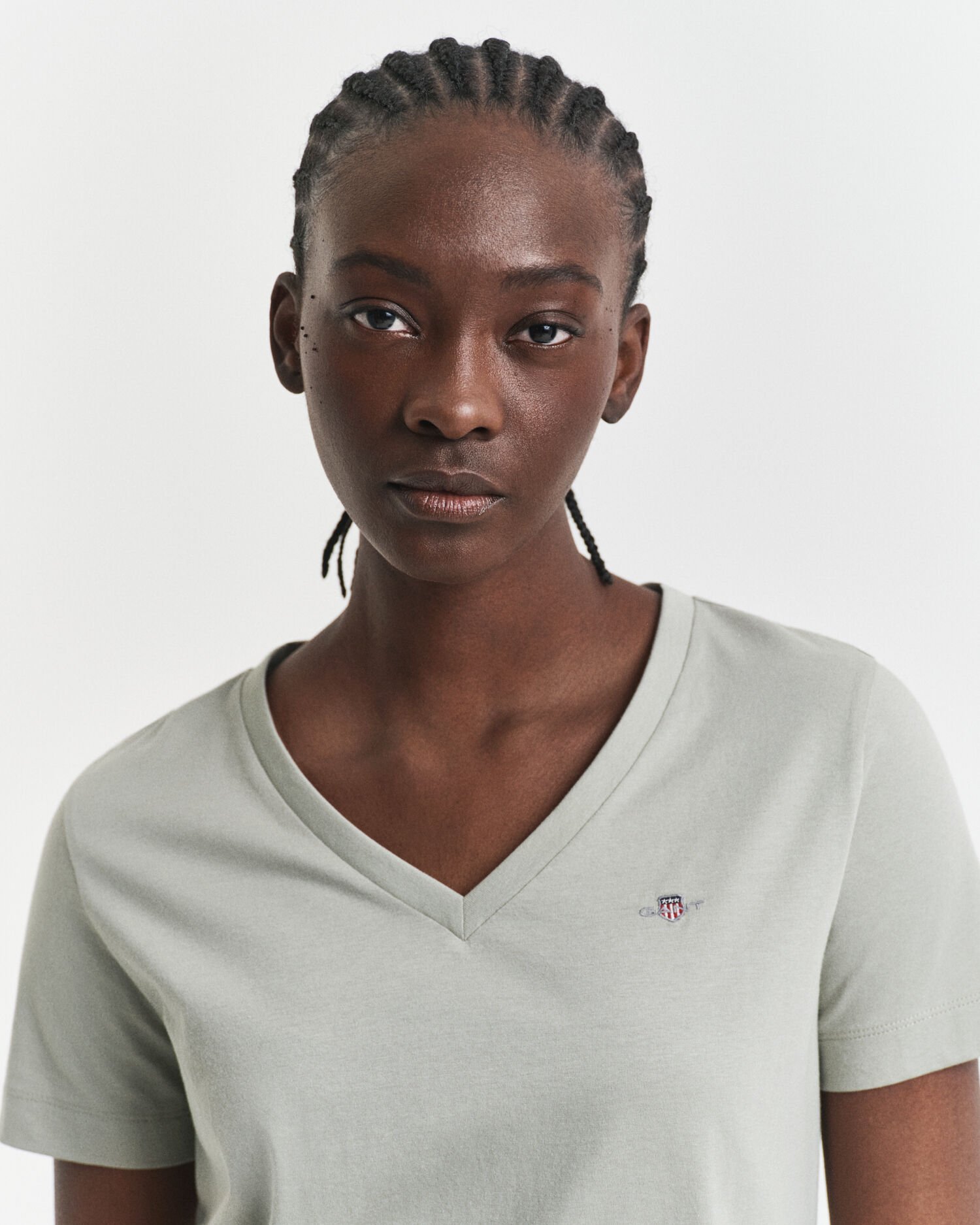 Camiseta Shield con cuello de pico