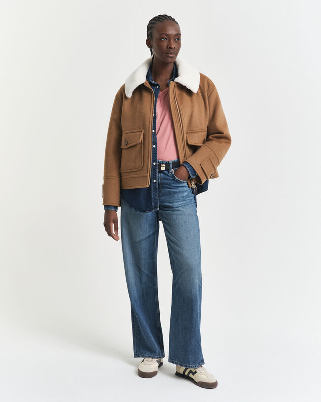 Camiseta Shield con cuello de pico